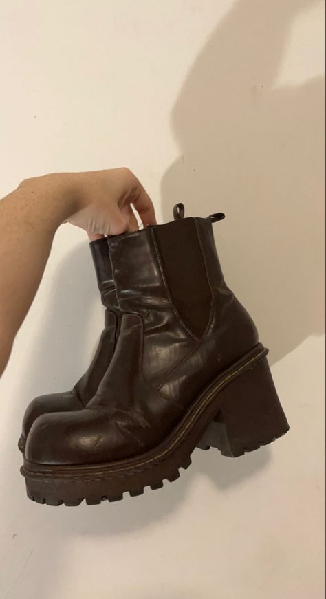 Shoes For Brown Outfit, Platform Boots Outfit Ideas, Platform Brown Boots, Brown Chunky Boots, Brown Boots Chunky, 90s Steve Madden Shoes, Platform Boots Brown Leather, 90s Platform Boots, Boots Brown