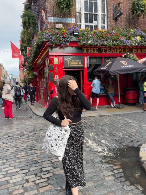 Dublin Night Out Outfit, Dublin Outfit Aesthetic, Dublin Ireland Picture Ideas, Study Abroad Aesthetic Ireland, Edinburgh Scotland Outfits Summer, Ireland Travel Outfits Summer, Outfits To Wear In Ireland, Dublin Ireland Outfits Summer, Dublin Outfit Spring