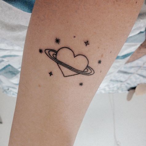 Saturn Heart tattoo ♡ instagram @victoriapetry #hearttattoo #saturnhearttattoo #saturntattoo #tattoo #ink Planet Tattoo Design, Heart Planet, Tattoos Heart, Planet Tattoo, Saturn Tattoo, Planet Tattoos, Tattoo Instagram, Birthday Shoot, Planet Fitness Workout