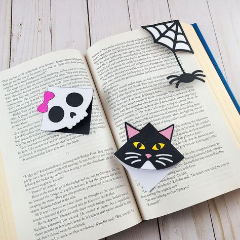 DIY Halloween bookmarks Halloween Corner Bookmarks, Halloween Bookmarks Diy, Diy Corner Bookmarks, Bookmark Organizer, Spooky Bookmarks, Monster Bookmark, Halloween Bookmarks, Spider Book, Halloween Origami