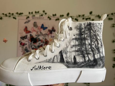 Taylor Swift Shoes Painting, Painted Converse Taylor Swift, Taylor Swift Sneakers Diy, Taylor Swift Shoes Diy, Swiftie Clothes, Selena Gomez Shoes, Wonderland Taylor Swift, Taylor Swift Shoes, Cute Converse Shoes