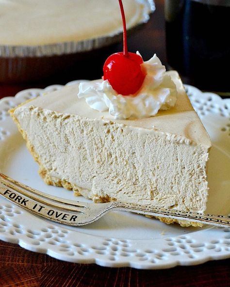 423 Likes, 5 Comments - Hayley Parker (@thedomesticrebel) on Instagram: “This FROSTY DR. PEPPER PIE is one you NEED to make if you like Dr. Pepper!! ❤️ Frosty, icy, creamy…” Unique Pie Recipes, Unique Pies, Soda Flavors, Homemade Soda, Pie Flavors, Pie Day, Bake Dessert, Vanilla Pudding Mix, Pudding Desserts