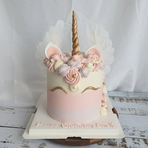 14 Beautiful Unicorn Cake Ideas Suited To Your Baking Skills. - The Perfect Cake Idea Unicorn Cake Ideas, Unicorn Cake Design, Easy Unicorn Cake, Unicorn Birthday Party Cake, Easy Designs, 4th Birthday Cakes, Beautiful Cake Designs, Unicorn Birthday Cake, 1st Birthday Cakes