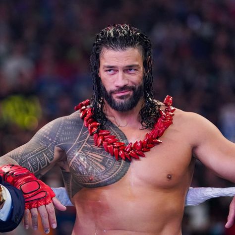 Reign Hairstyles, Roman Reigns Smile, Roman Reigns Shirtless, Roman Reigns Wwe Champion, Sami Zayn, Wwe Superstar Roman Reigns, Wwe Roman Reigns, Pro Wrestler, Wrestling Superstars