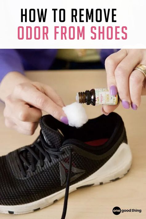 Get the smell out of shoes by eliminating moisture and the odor-causing bacteria that thrives on it. Learn how to deodorize your shoes here! Natural Shoe Deodorizer, Shoe Odor Remover, Stinky Shoes, Smelly Shoes, Deodorize Shoes, Deodorizing, Clean Scents, Smell Fresh, Naturalizer Shoes