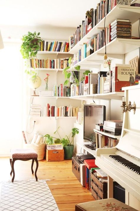 It's a unique problem, but no less worthy of attention than how to dress a gallery wall or what to do when your kitchen's too small Best Living Room Design, Piano Room, Wall Bookshelves, Small Room Design, Home Libraries, Bookshelf Decor, Decoration Inspiration, Home Library, Apartment Therapy