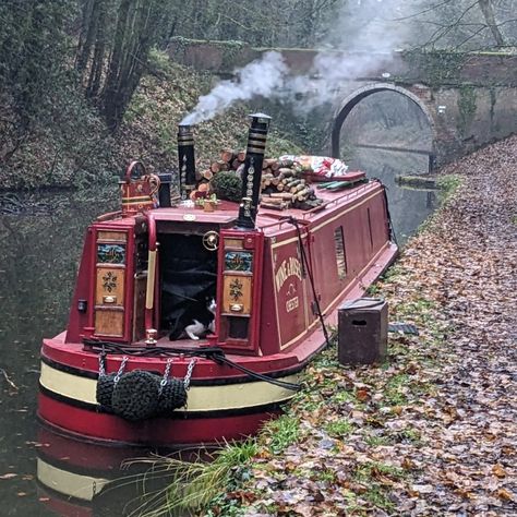 A traditional narrowboat, canal boat stationary on a canal with a canal bridge behind. Boat House Aesthetic, Live Aboard Boats, Canal Boats England, Canal Boat Interior, Barge Boat, Narrowboat Interiors, Canal Barge, Boat House Interior, Houseboat Living