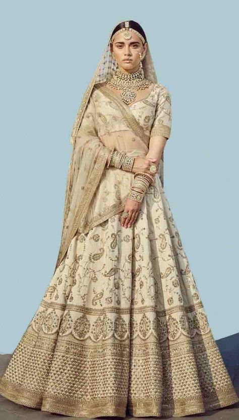 Casual Lehenga, Lehenga For Bride, India Wedding Dress, Dupatta Styling, Groom Collection, A Line Lehenga, Hall Decorations, Indian Wedding Gowns, Mehndi Dresses