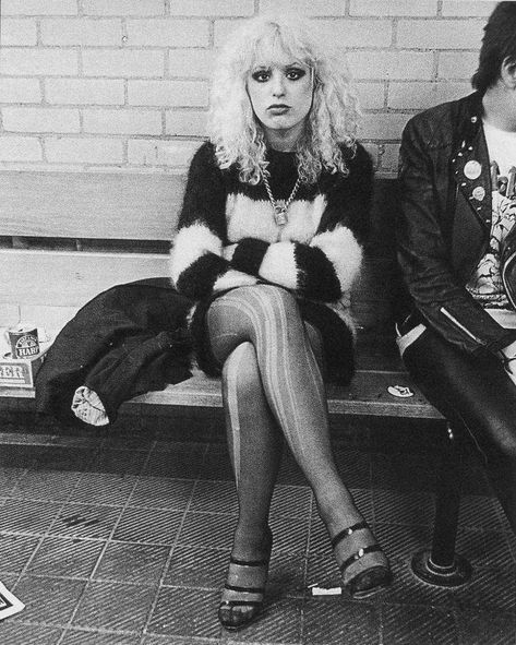 Punk Fashion Women, Nancy Spungen, Chica Punk, Sid And Nancy, 70s Punk, 80s Punk, Punk Culture, Riot Grrrl, Punk Girl