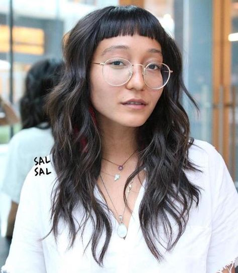 Long Wavy Hairstyle With Extremely Short Bangs Baby Bangs Long Hair, Ashy Blonde Balayage, Very Short Bangs, Bangs And Glasses, Haircuts For Long Hair With Layers, Side Bangs Hairstyles, Baby Pony, Baby Bangs, Hairstyles With Glasses