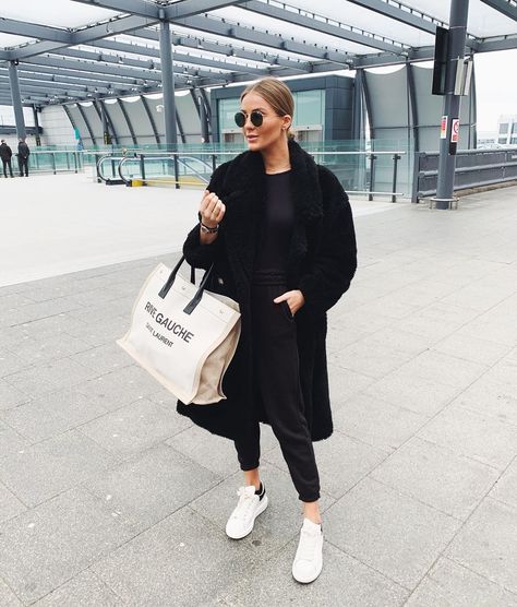 NADIA ANYA ⚡️ on Instagram: “Obligatory airport pic ✈️” Tracksuit Pants Outfit, Travel Airport Outfit, Nadia Anya, Outfit Jogging, Autumn Closet, Basics Outfit, Italian Women Style, Ysl Tote Bag, Ysl Tote