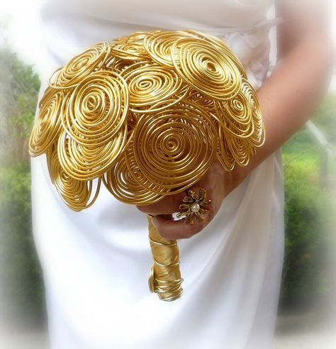 Throw one made of leaves Non Flower Bouquets, Alternative Wedding Bouquet, Bridal Theme, Wedding Bouquets Bride, Unique Bouquet, Unique Bride, Diy Wedding Bouquet, Golden Wedding, Brooch Bouquets