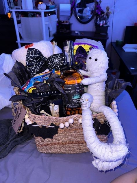 Boo Basket Idea For Boyfriend, Bratz Gift Ideas, Halloween Boo Basket Ideas For Boyfriend, Boo Basket Aesthetic, Spooky Baskets For Him, Mens Boo Basket, Spooky Basket For Bf, Spooky Basket Ideas For Boyfriend, Spooky Basket For Him