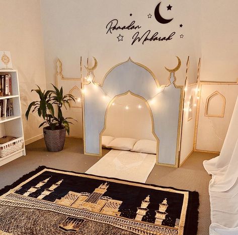 Ramadan : 20 idées de déco intérieure pour vous inspirer Ramadan Ideas, Muslim Prayer Room Ideas, La Mecca, Decoraciones Ramadan, Prayer Room Ideas, Ramadan Prayer, Hijab Inspiration, Ramadan Kids, Ramadan Kareem Decoration