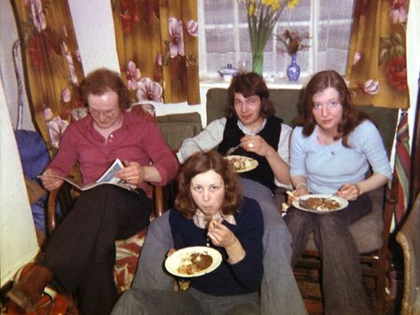 40 Intimate Photos Capture Young People of the UK at Home Parties in the Early 1970s ~ Vintage Everyday My Childhood Memories 1970s, 1970s Uk, Icf Home, 1970 Fashion, Swedish Men, Catherine Ii, Jean Shrimpton, 80s Photos, Home Parties