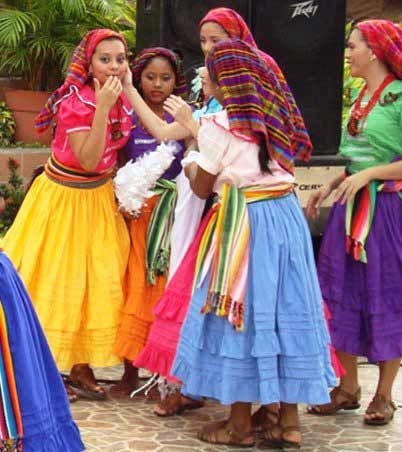 Trajes típicos de El Salvador El Salvador Clothes, Hispanic History Month, El Salvador Art, Salvador Culture, El Salvador Culture, Latin Culture, Culture Clothing, Folk Dress, National Dress