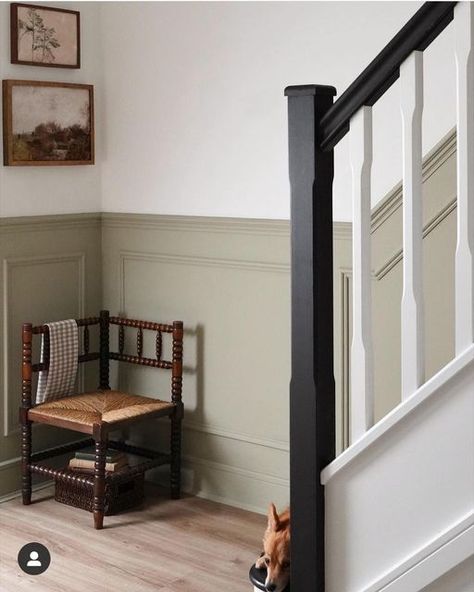 Hayley @purenourishment on Instagram: "If you’ve been here a while, you probably already know I have a thing about chairs, and this one is an absolute beauty! Arthty @av.home found it on FB marketplace, a beautiful bobbin corner chair, and doesn’t it look fabulous in its perfect position in her lovely hallway?! Notice a little face at on the bottom step admiring it 😉 I might be busy this morning, searching FB marketplace for hidden treasures! 😁 Images reposted @av.home #chairlove #cornerchair Hallway Corner Table, Stair Corner Decor, Corner Entryway Bench, End Of Hallway, Bobbin Chair, Hallway Chairs, Corner Seating, Entrance Furniture, Small Entry