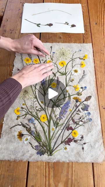 Pressed Flower Art Picture Frames Diy, Pressed Dried Flower Art, Pressed Flower Wall Art Diy, Dried Flowers On Wood, Press Flower Art, Art With Pressed Flowers, Pressed Flower Pictures, Flower Pressed Art, Dry Plants Decoration