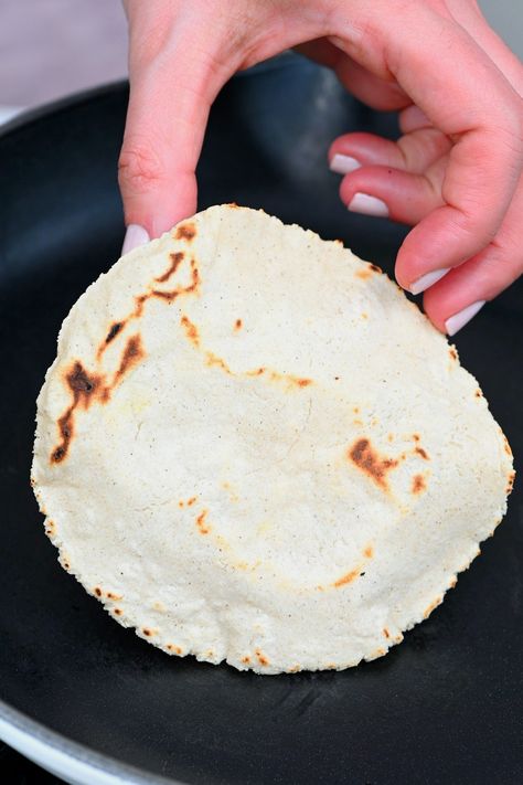 A hand holding a homemade corn tortilla Corn Tortilla Casserole, Corn Tortilla Recipe, Corn Flour Tortillas, Corn Tortilla Recipes, Bibimbap Recipe, Blue Corn Tortillas, Healthy Dark Chocolate, How To Make Corn, Homemade Corn Tortillas