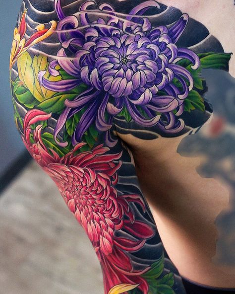 Tattoo Japonais, Gotik Tattoo, Koi Tattoo Sleeve, Bodysuit Tattoos, 42 Tattoo, Japanese Flower Tattoo, Chrysanthemum Tattoo, Yakuza Tattoo, Dragon Sleeve Tattoos