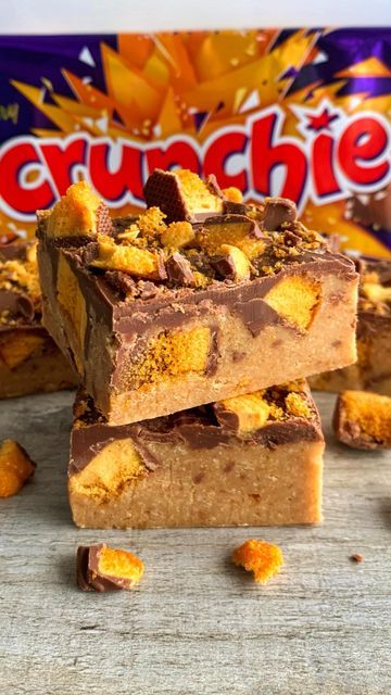 Fitwaffle Kitchen | Eloise on Instagram: "5-INGREDIENT NO-BAKE CRUNCHIE SLICE 😍 I am a huge fan of Crunchies! They were always one of my favourite chocolate bars when I was a kid and I’ve just rekindled my love for them 😅 This slice is super easy to make and there’s no baking involved 🙌 It’s crunchy and chocolatey and just so delicious! Sound on for full instructions 🔉 All you need is: 300g Digestive biscuits 1 tin condensed milk 100g salted butter, melted + 10g for the topping 8 Crunchie b Crunchie Bars Recipe, No Bake Crunchie Slice, Cadbury Crunchie Recipes, Crunchie Traybake, No Bake Traybake Recipes, Crunchie Slice, Easy Baked Goods For Bake Sale, Christmas Dainties, Crunchie Cake