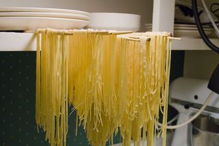 Picture of Dry and Cook the Pasta Home Made Spaghetti Noodles Recipe, Homemade Spaghetti Noodles, Home Made Spaghetti, Make Pasta From Scratch, Diy Noodles, Cooking Fresh Pasta, Pasta From Scratch, Noodle Pasta, Pasta Making