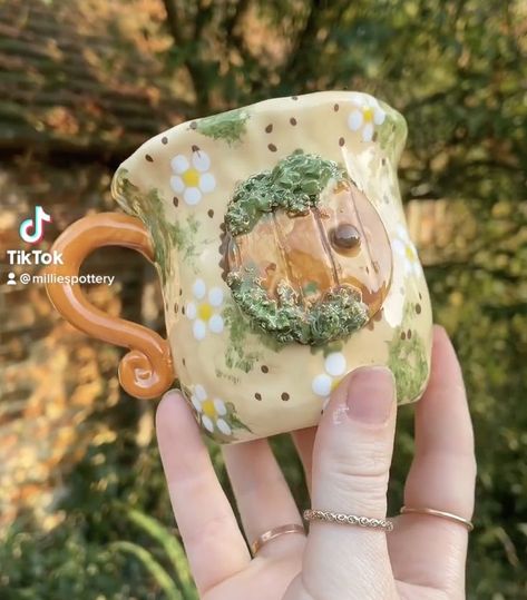 Tanah Liat, Pottery Painting Designs, Pretty Mugs, Keramik Design, Bullet Journal Design Ideas, Pottery Crafts, Diy Pottery, Cute Clay, Ceramics Projects