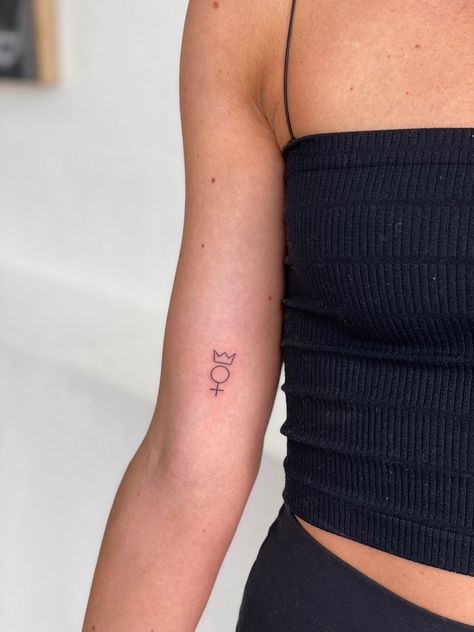 minimal fine line tattoo female gender sign girl power queen crown Powerful Signs Tattoo, Minimalist Tattoo Feminist, Minimalist Queen Tattoo, Feminist Finger Tattoo, Gender Tattoo Ideas, Feminist Sign Tattoo, Tattoo About Strong Women, Women Sign Tattoo, Female Gender Sign Tattoo