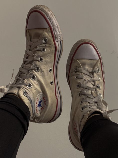 White Converse Aesthetic, White Low Converse, Low Converse, White Converse Outfits, Converse Aesthetic, White Chucks, Converse Low Tops, Red Converse, Shoes Converse