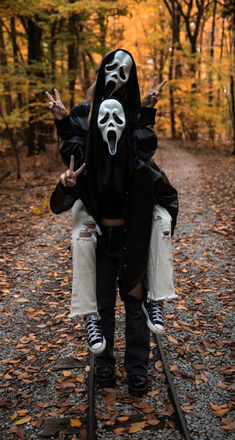 Ghost face halloween photoshoot Ghostface Duo Costume, Bff Scream Photoshoot, Ghost Face Matching Costumes, Halloween Costumes Women Friends, Ghost Face Photoshoot Ideas, Ghost Face Picture Ideas, Cute Ghost Face Costume, Scream Mask Couple Photoshoot, Scream Halloween Photoshoot