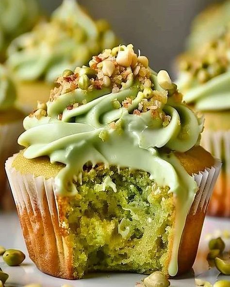 Pistachio Cupcakes with Vanilla Buttercream Frosting Lemon Pistachio Cake, Optimal Recipes, Pistachio Cupcakes, Snowball Cookie Recipe, Pistachio Recipes, Peanut Butter Chocolate Bars, Coconut Cupcakes, Cinnamon Roll Cake, Vanilla Buttercream Frosting