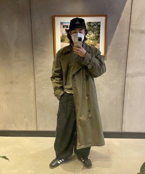 Streetwear Fall Outfits, Indie Dark, Trench Outfit, Long Coat Outfit, Outfit Grunge, Overcoat Men, Oversized Trench Coat, Mens Photoshoot Poses, Streetwear Fall