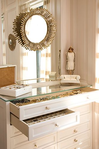 Cômoda de bijoux no closet | organização de acessórios Rangement Makeup, Closet Vanity, Dressing Room Closet, Mirror Jewellery Cabinet, Jewelry Drawer, Casa Vintage, Dream Closets, Jewelry Cabinet, Jewelry Mirror