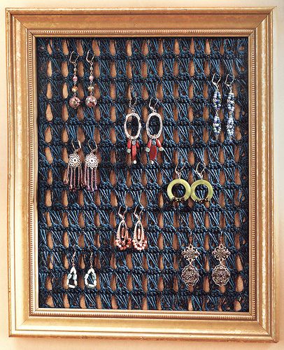 Crochet Earring Display, Jewellery Hanger Diy, Crochet For Home Decor Ideas, Frame Crochet, Crochet Earring Organizer, Crochet Earring Holder Pattern, Framed Crochet, Crochet Earring Hanger, Crochet Earrings Holder