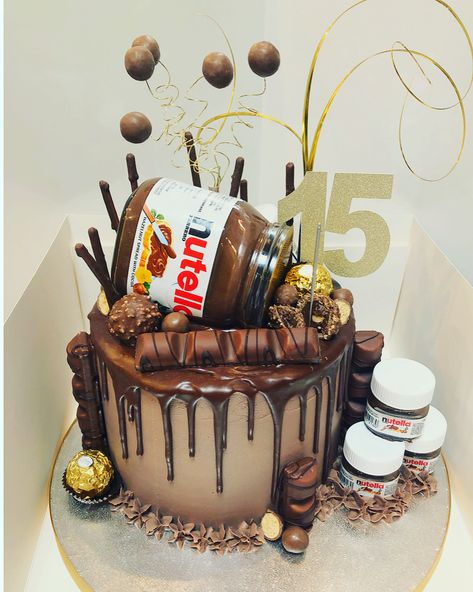 Nutella Cake Decoration, Nutella Birthday Cake Ideas, Nutella Themed Cake, Nutella Cake Design, 18th Birthday Cake Chocolate, Kinder Bueno Cake Birthday, Nutella Drip Cake, Chocolate Cake Design 18th Birthday, Nutella Birthday Cake