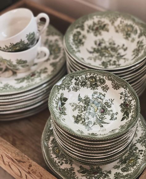 Gina Davis, Tessa Foley, Simple Is Beautiful, Rural Lifestyle, Nature Vintage, White Nature, Antique Dishes, Vintage Traditional, Rustic Cottage