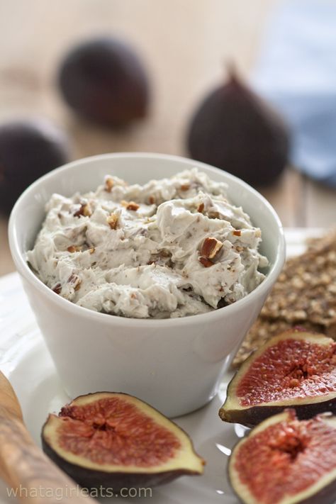 Blue Cheese Dip Pecan Dip, Blue Cheese Dip Recipe, Homemade Blue Cheese, Blue Cheese Recipes, Appetizer Buffet, Blue Cheese Dip, Diy Easy Recipes, Cheese Dip Recipes, Roasted Pecans