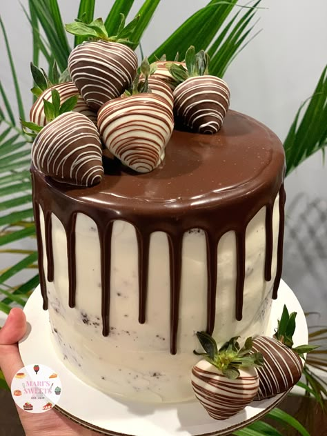 Chocolate cake with chocolate ganache drip topped with chocolate covered strawberries Chocolate Covered Strawberry Cake, Teen Cakes, Chocolate Cake Designs, Birthday Cakes For Teens, Chocolate Drip Cake, Birthday Cake Chocolate, Creative Birthday Cakes, Easy Cake Decorating, Cake Decorating Designs