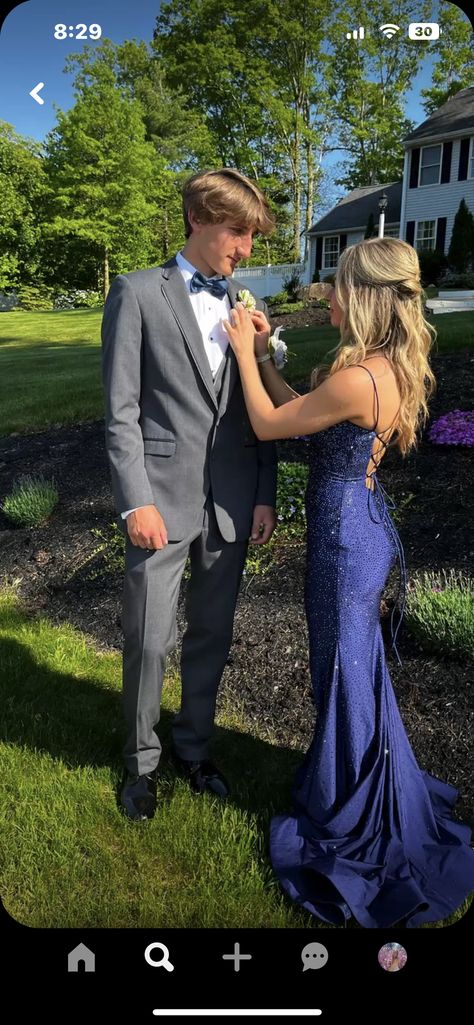 Blue Prom Couple, Blue Long Prom Dresses, Prom Picture Poses, Navy Prom Dresses, Prom Photoshoot, Prom Couples, Prom Poses, Prom Date, Prom Photos