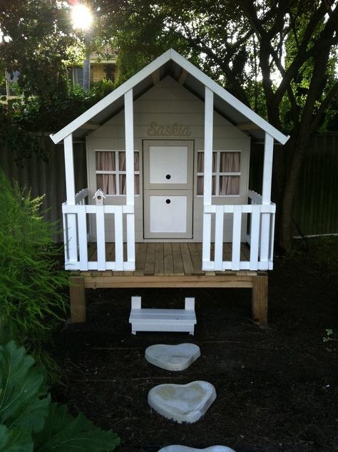 Step Decor, Outdoor Playhouse Ideas, Cubby House Ideas, Playhouse Decor, Outside Playhouse, Kids Cubby, Kids Cubby Houses, Playhouse Ideas, Kids Cubbies