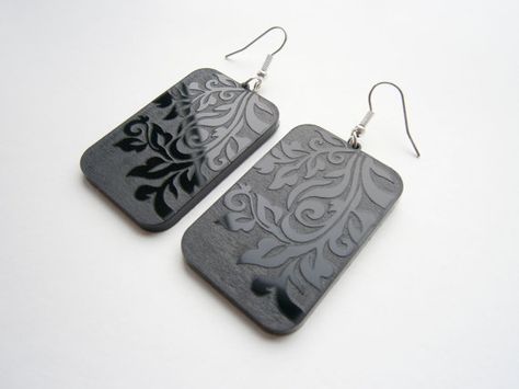 Black Acrylic Lasercut Ideas, Laser Engraving Ideas Acrylics, Lasercut Jewellery, Wood Jewelry Diy, Aluminum Earrings, Engraved Ornaments, Laser Cut Wood Crafts, Engraved Earrings, Bracelets Handmade Diy