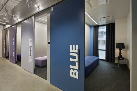 Quiet room names on doors Meeting Room Names, Quiet Office, Hostels Design, Commercial Office Design, Hostel Room, Office Waiting Rooms, Townhouse Interior, Commercial Office Space, Office Space Design