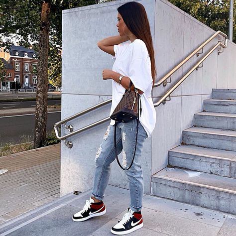 @paulineantxo on Instagram: “Samedi 🚀 Photo 1 ou 2? ❤️ #ootd #potd #outfit #streetstyle” Styling Jordan 1 Outfits Summer, Summer Jordan 1 Outfit, Girly Jordan Outfits, Coach Sneakers Outfit For Women, Nike Jordan Air 1 Women Outfit, Outfits With Air Jordan 1 Women, How To Style Jordans Women, Nike Air Jordan 1 Outfit Women, Jordan 1 Outfit Women Summer