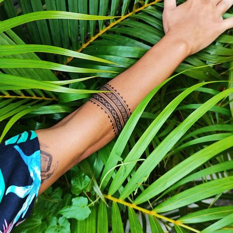 Polynesian Armband Tattoo Polynesian Armband Tattoo, Polynesian Armband, Arm Cuff Tattoo, Maori Tattoo Frau, Ankle Band Tattoo, Leg Band Tattoos, Band Tattoos For Men, Polynesian Tattoos Women, Tattoo Band