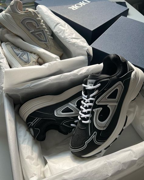 20s 🇰🇷 ㅈㅅ on Instagram: “DiorB30 #diormensspring22” Jordan Shoes Men, Sneaker Head Men, Swag Sneakers, Women Nike Shoes, Shoes Air Max, Nike Shoes Air, 2000s Fashion Trends, Save Instagram, Trendy Shoes Sneakers