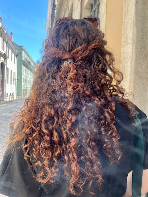 Dark Brown And Red Curly Hair, Curly Brown Copper Hair, Light Brown Copper Curly Hair, Curly Auburn Highlights, Brown Red Balayage Curly Hair, Maple Brown Hair Color Curly Hair, Cowgirl Copper On Curly Hair, Orange Highlights Curly Hair, Brown Curly Hair With Copper Highlights