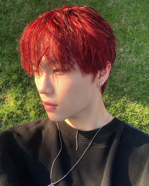 Leo.wz Grunge Hairstyles Short, Red Hair Wallpaper, Kpop Short Hair, Blood Red Hair, Hair Wallpaper, Red Hair Boy, Boys Colored Hair, Red Hair Men, Asian Guy