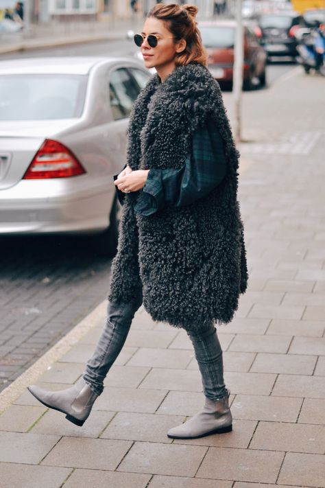 Gilet Outfit, Fur Vest Outfits, Maja Wyh, Mode Tips, Blazer Outfit, Looks Street Style, Outfit Trends, Vest Outfits, Winter Trends