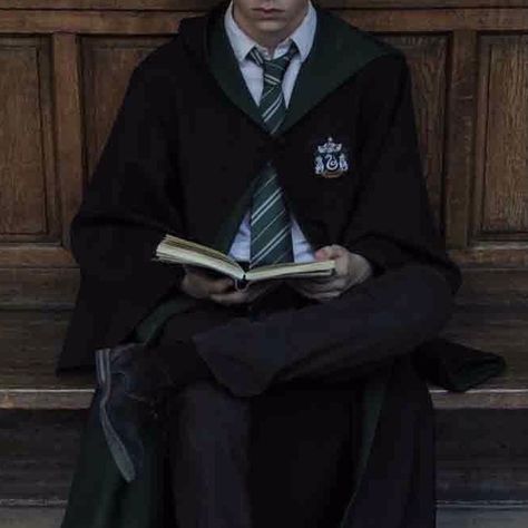 Slytherin Aesthetic Outfit, Slytherin Uniform, Slytherin Outfit, Slytherin Fashion, Hogwarts Uniform, Harry Potter Oc, Severus Rogue, Draco Malfoy Aesthetic, Slytherin House