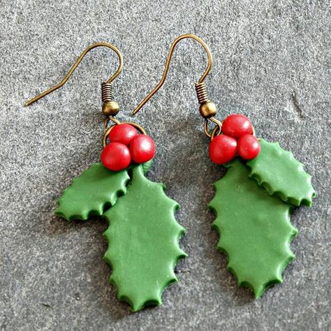 Holly Earrings, Polymer Clay Christmas Earrings, Clay Christmas Earrings, Vintage Christmas Earrings, Crea Fimo, Wire Projects, Christmas Jewellery, Diy Earrings Polymer Clay, Clay Christmas